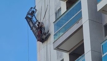 Andaime dá pane, e dois operários ficam presos no 7º andar de prédio (CBMDF/Divulgação - 02.06.2023)